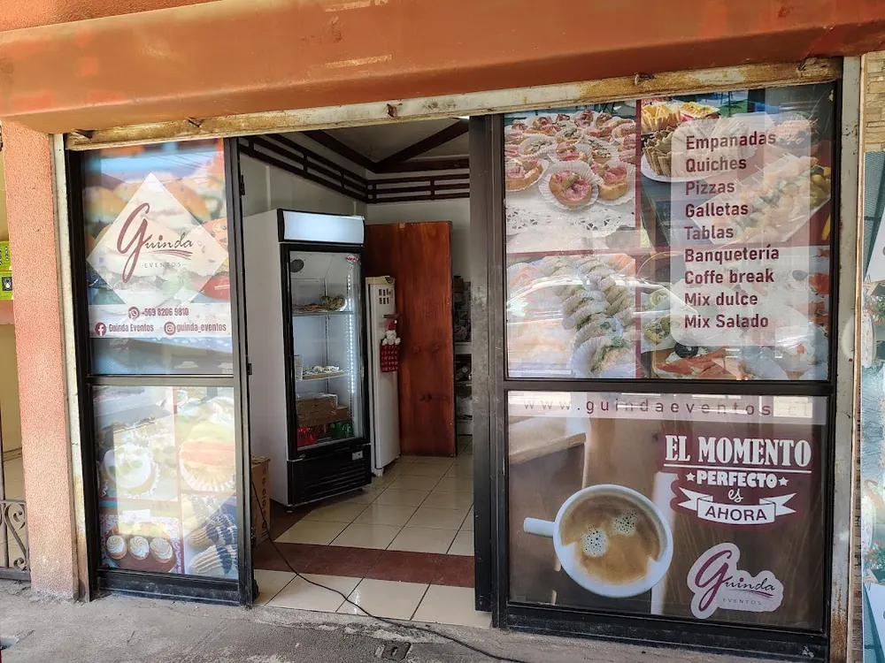 Mobiliario comercial revestido con gráfica de marca